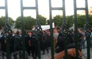 عاجل: اشتباكات عنيفة أمام مجلس نواب الشعب بين الأمن و 