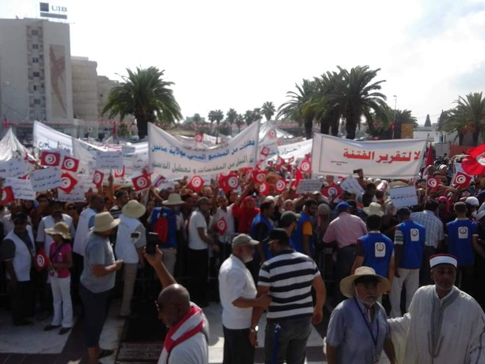 في ساحة باردو: آلاف التونسيين يعبّرون عن رفضهم لتقرير بشرى بلحاج حميدة!