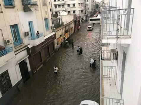 في أقل من ساعة: شوارع العاصمة تغرق بمياه الفيضانات