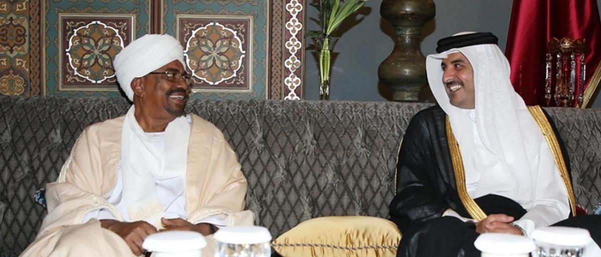 احتجاجات السودان: أمير قطر يتدخل.. ويعرض العون على الرئيس السوداني