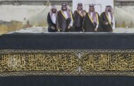 رجل دين سعودي: يجوز للأمير محمد بن سلمان الصعود إلى سطح الكعبة!