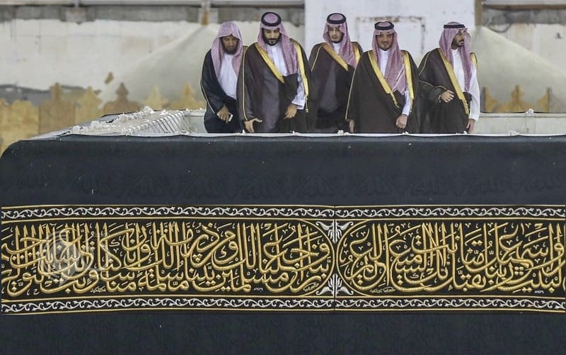 رجل دين سعودي: يجوز للأمير محمد بن سلمان الصعود إلى سطح الكعبة!