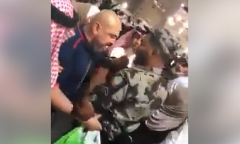 في الحرم المكي: الأمن السعودي يعتدي بالعنف على ابراهيم القصاص!!