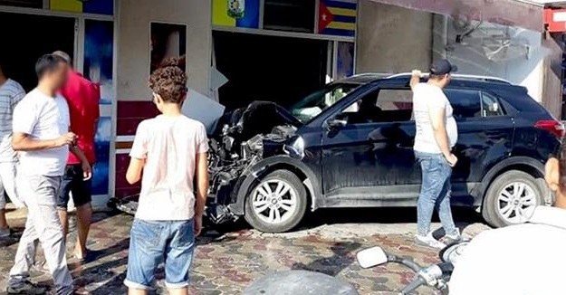 سوسة: سائق سيارة جزائري في حالة سكر يصطدم بواجهة مقهى