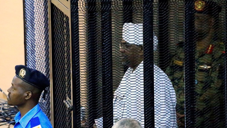 تسبّب في تقسيم السودان وقمع شعبه: محاكمة عمر البشير في قضايا فساد