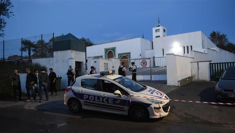 أول رد لماكرون بعد حادثة الهجوم على مسجد في فرنسا