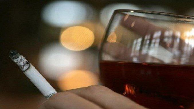 خطر صحي كبير ينجم عن التدخين وإدمان الكحول معا!