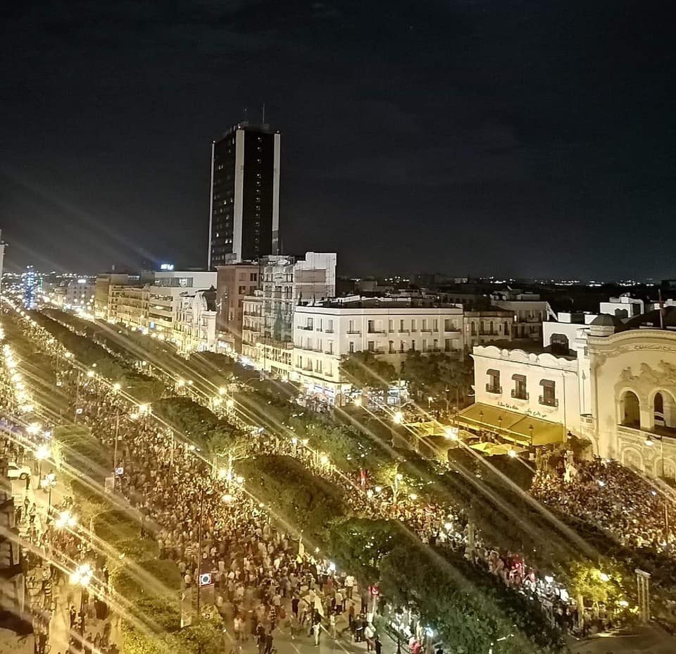بعد فوز قيس سعيد بالرئاسية: الأفراح والاحتفالات تغمر المدن التونسية (فيديو)