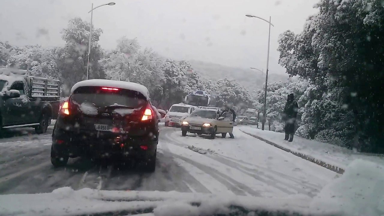 الجزائر: غلق الطرقات الوطنية بسبب الثلوج الكثيفة