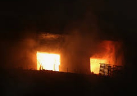 سيدي بوزيد: حرق منزل عائلة شاب قتل ابنه عمه إثر جلسة خمرية