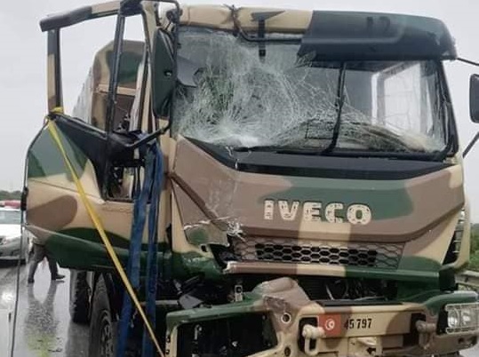 النفيضة: انزلاق شاحنة تابعة للجيش الوطني واصطدامها بشاحنة أخرى
