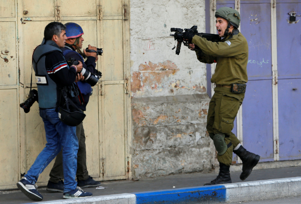 الملتقى الديمقراطي للإعلاميين الفلسطينيين في لبنان يدين اعتقال الاحتلال لطاقم 