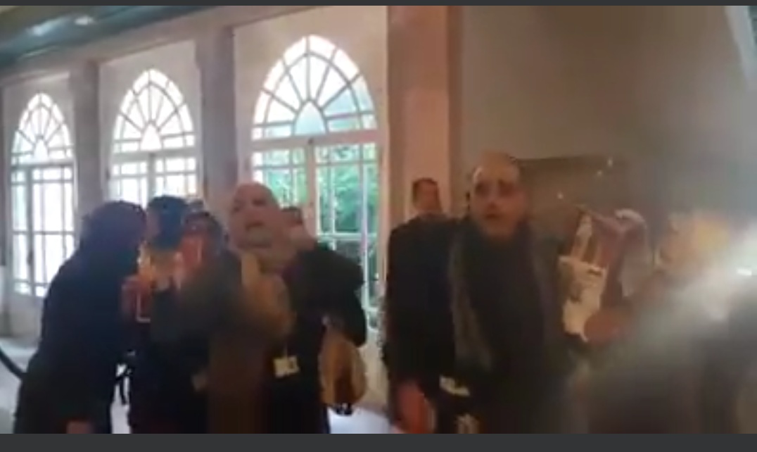 فيديو: عائلات شهداء الثورة يقتحمون البرلمان ويرفعون شعار “ديغاج” في وجه عبير موسي