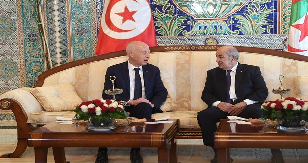 الرئيس الجزائري يمنح قيس سعيّد وسام 