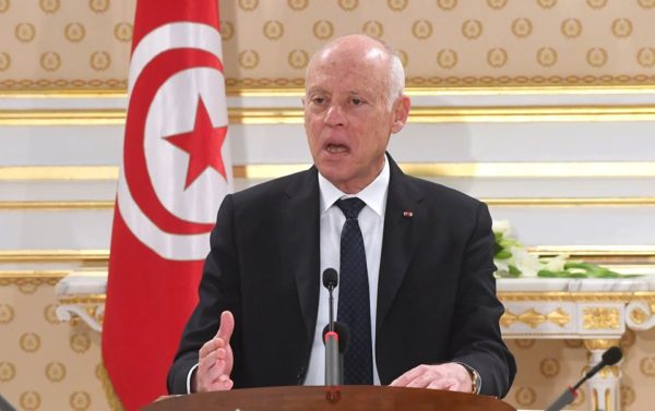 رئيس الجمهوريّة يُسدي تعليماته للعودة بالتونسيّين العالقين في الجزائر