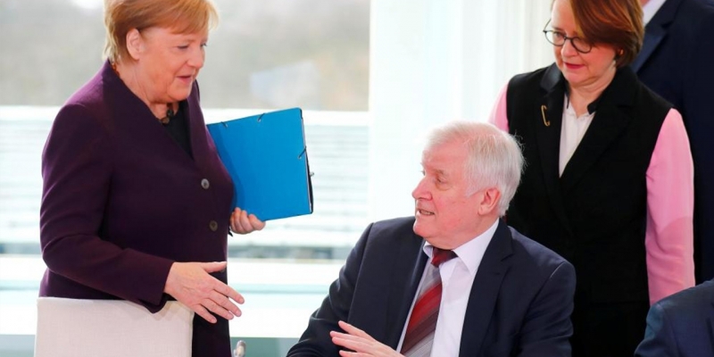 خوفا من كورونا: وزير ألماني يرفض مصافحة ميركل