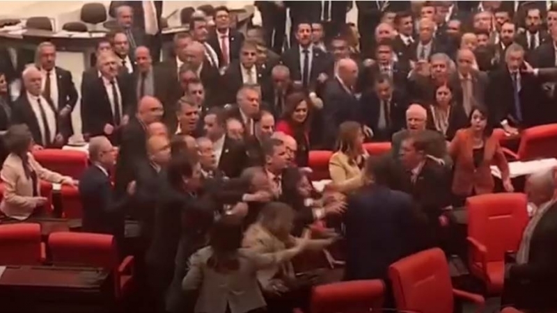 شجار عنيف وتبادل اللكمات في البرلمان التركي