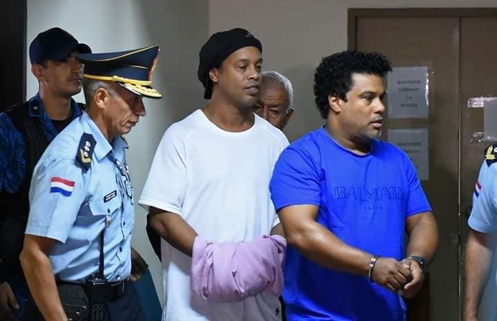 بالصور: اعتقال النجم البرازيلي رونالدينهو