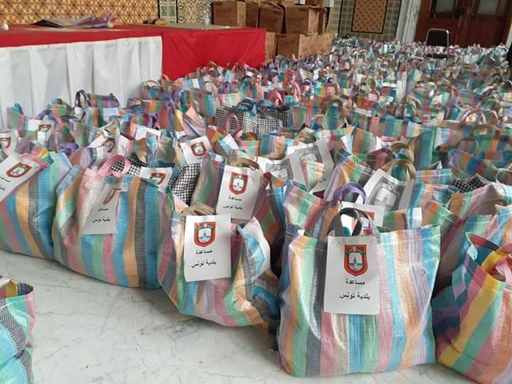 بالصور: بلدية تونس توزع 1000 مساعدة عينية كدفعة أولى لبرنامج عمل إجتماعي لمجابهة أزمة كورونا