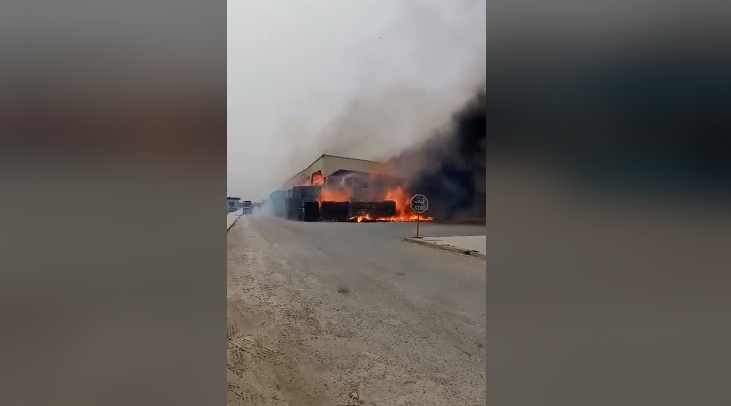 (بالفيديو): نشوب حريق هائل في مصنعين بالمنطقة الصناعية بالنفيضة..