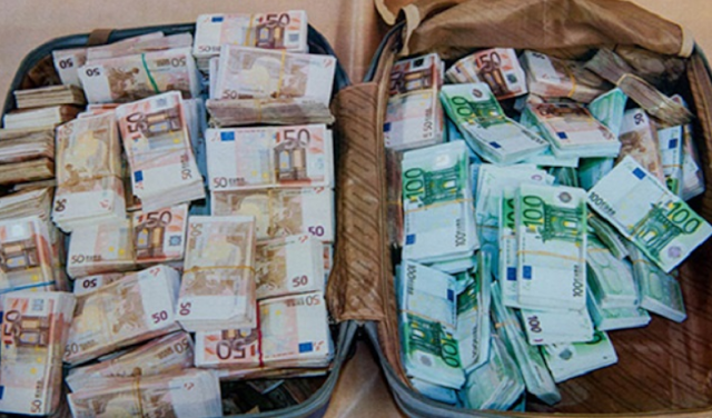 صفاقس : ضبط ما يقدر بحوالي 1.4 مليون دينار من العملة الأجنبية وصفيحتين من الذهب
