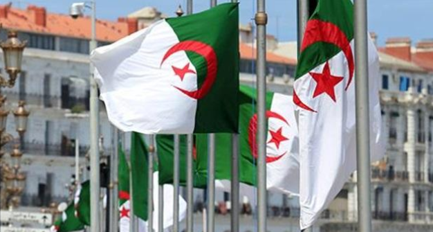 (دعا لإلغاء البسملة من الوثائق الرسمية) - إقالة كبير مستشاري الرئيس الجزائري..