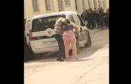 (بالفيديو) - القصرين: تلميذة تعتدي على أعوان أمن بهراوة وتسبب لهم إصابات بليغة
