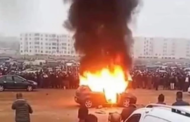 الجزائر: تجار يجمعون ثمن سيارة جديدة لزميلهم قبل اطفاء سيارته المحترقة!!