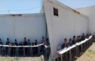 (القيروان: كارثة إنسانيّة) - معلّم يُدرس التلاميذ تحت أشعّة الشمس يُطالب بالتدخل وحِفظ كرامة الأطفال..