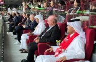 مدير الديوان الأميري يتوشح بعلم تونس خلال المقابلة ضد الدنمارك
